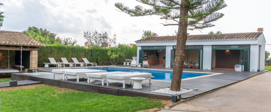 Great renovated 9 bedrooms luxury villa with a large swimming pool in Son Anglada, Palma, for sale